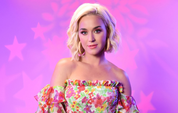 Красивая нежная девушка блондинка, певица Кэти Перри