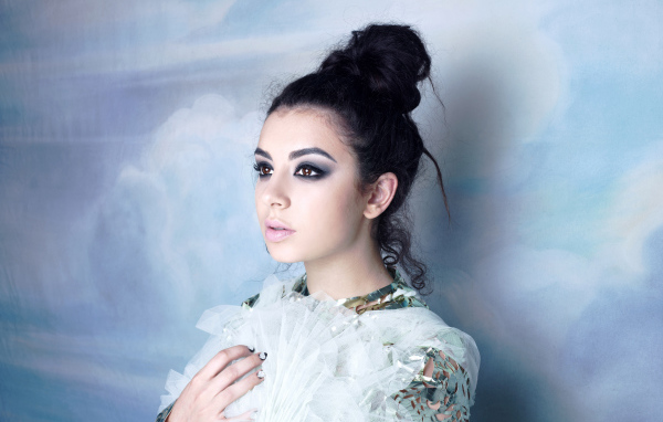 Красивая молодая девушка исполнительница Charli XCX 