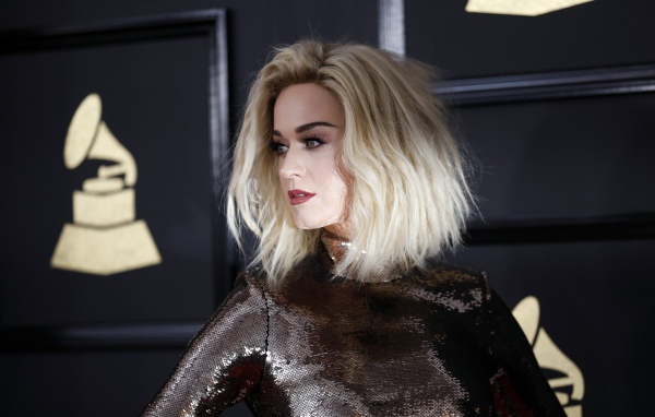 Блондинка Кэти Перри в блестящем платье