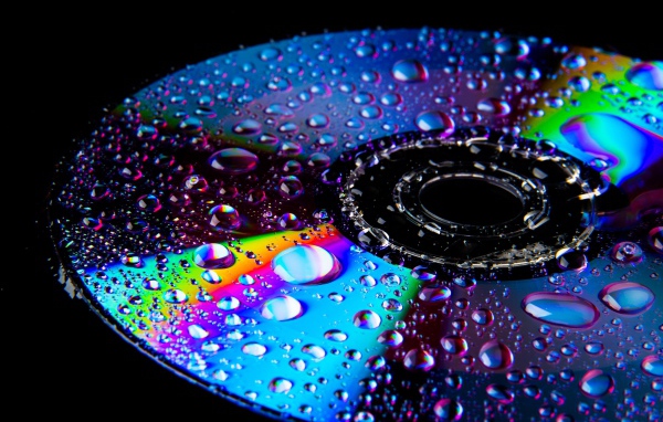 Bright disc surface in water droplets