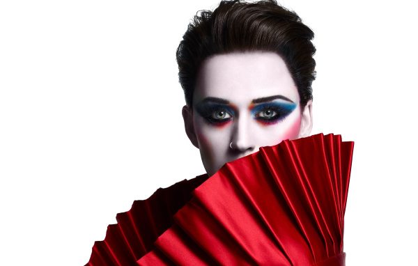 Ярка певица Кэти Перри на белом фоне