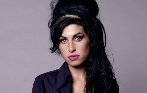 Британская певица Эми Уайнхаус с длинными черными волосами