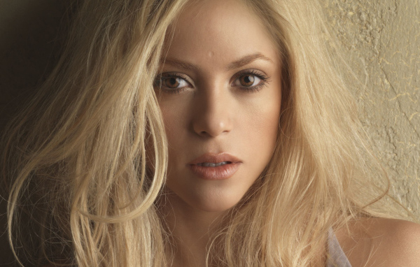 Кареглазая девушка, певица Шакира у стены