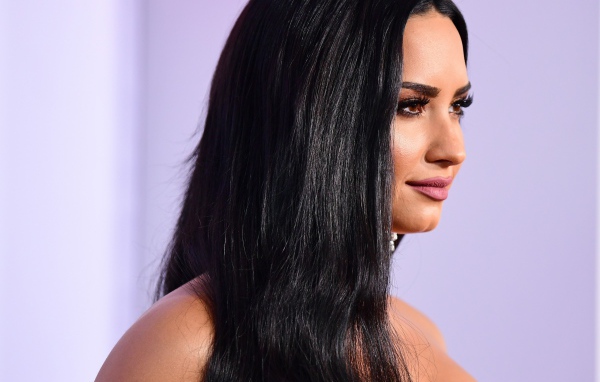 Длинноволосая брюнетка певица Деми Ловато