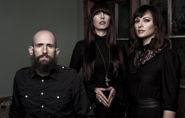 Участники музыкальной группы Ides Of Gemini в черных нарядах