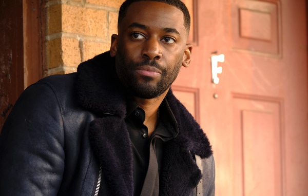 Музыкант Эшли Томас в черной куртке