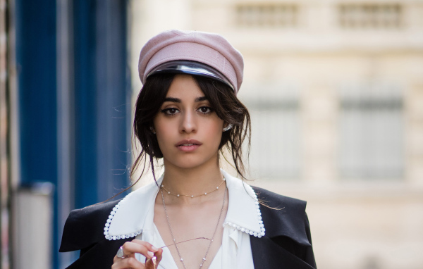 Певица Камила Кабельо в кепке