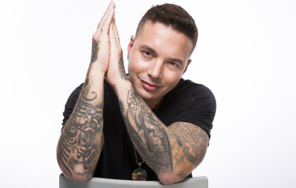 Певец Джей Бальвин с татуировками на руках