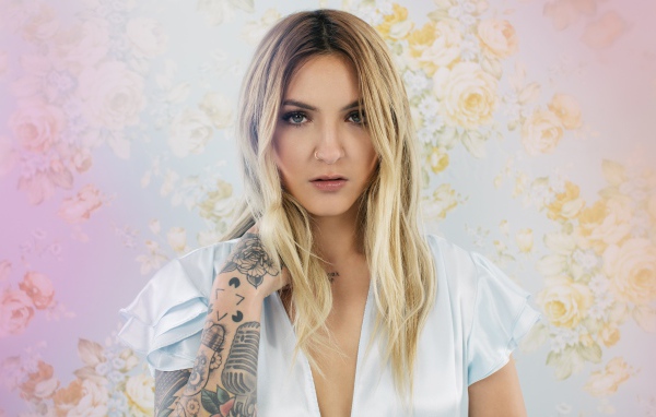 Певица Джулия Майклз с татуировками на руке