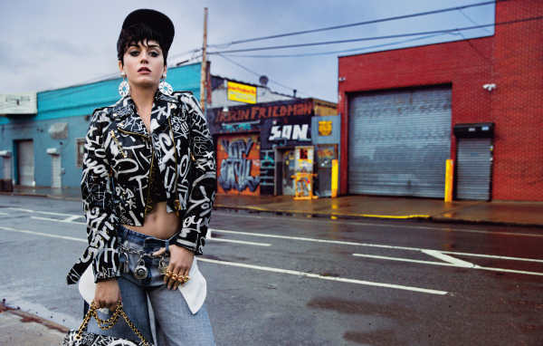 Певица Кэти Перри у дороги 