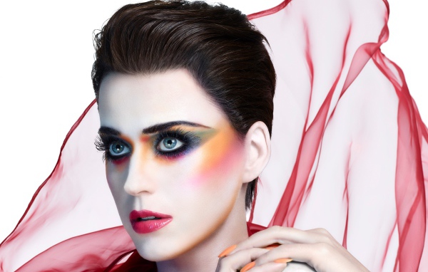 Певица Кэти Перри с ярким макияжем