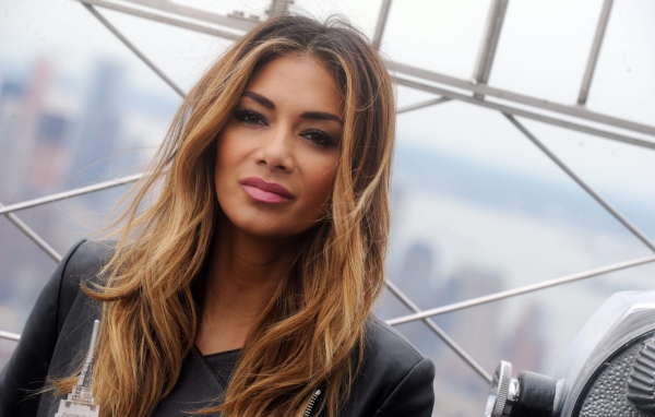 Певица Николь Шерзингер с карими глазами