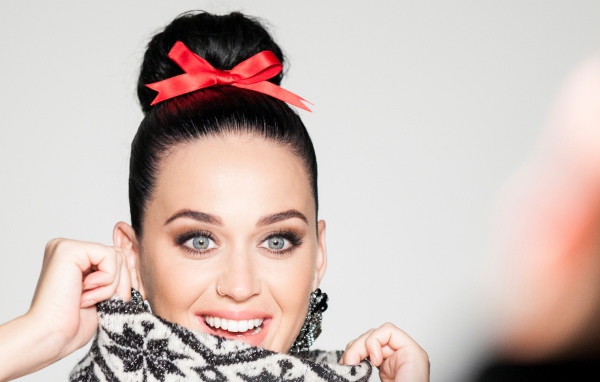 Улыбающаяся голубоглазая брюнетка Кэти Перри 