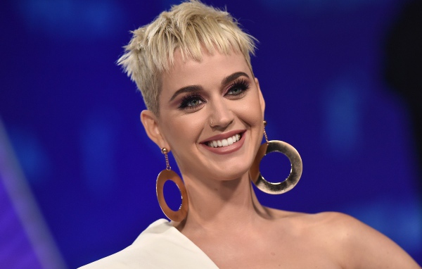 Улыбающаяся короткостриженная блондинка, певица Кэти Перри
