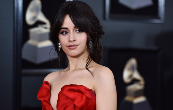 Стильная девушка певица Камила Кабельо в красном платье