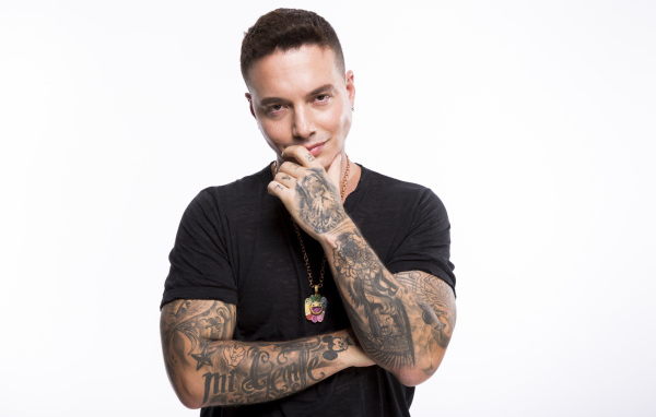 Стильный мужчина, певец Джей Бальвин в черной футболке