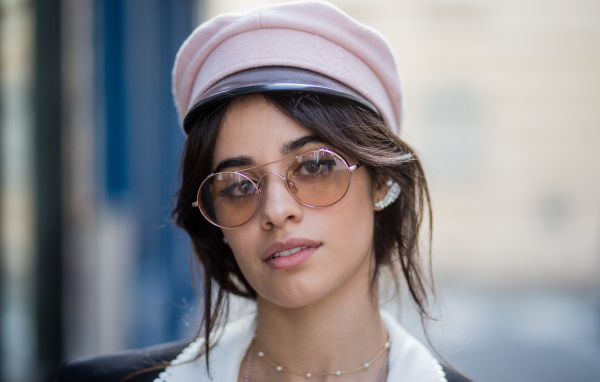 Стильная певица Камила Кабельо в очках и кепке