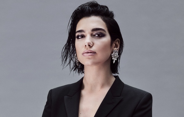 Стильная певица Дуа Липа на сером фоне