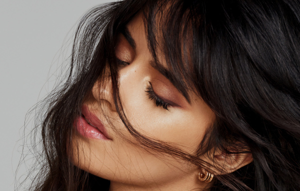 Нежная девушка с закрытыми глазами, певица Камила Кабельо