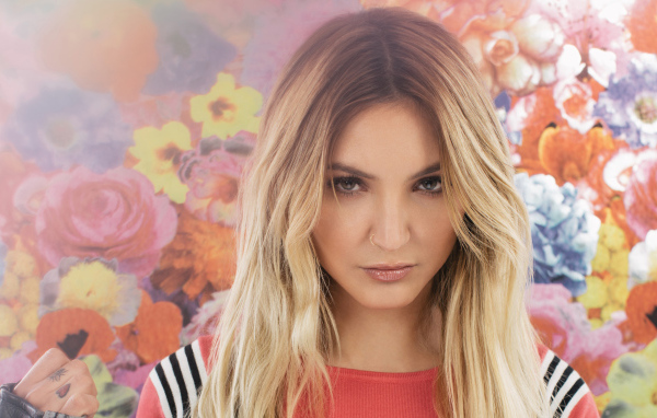 Взгляд певицы Джулии Майклз