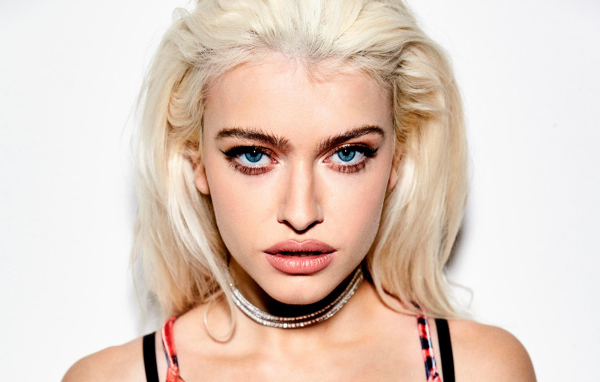 Молодая блондинка, поп исполнительница Элис Чэтер крупным планом