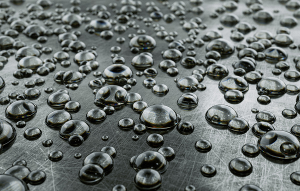 Много капель на серой железной поверхности 