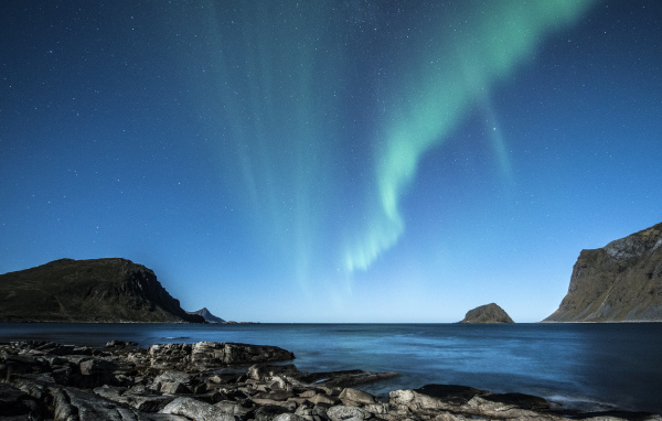 Полярное сияние над заливом