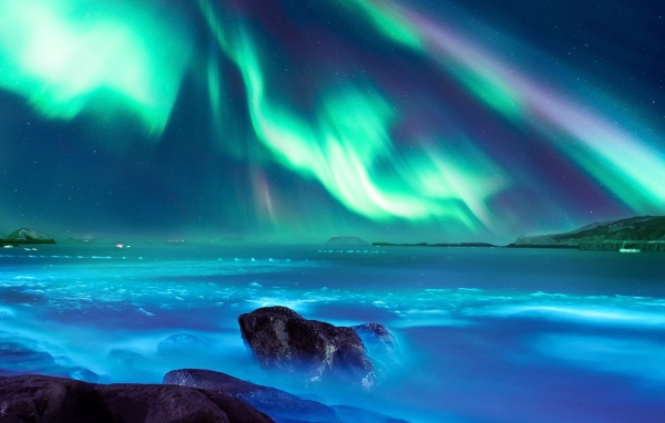 Полярное сияние над водой 