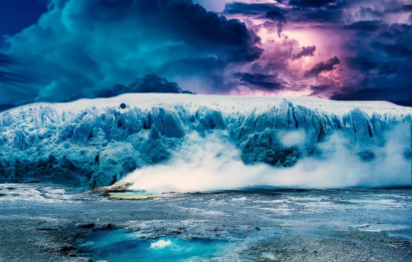 Большой голубой айсберг под грозовым небом