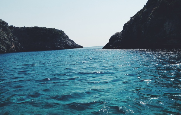 Голубая вода в заливе между гор 