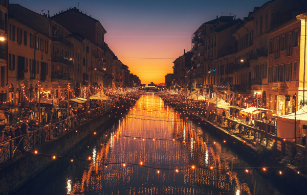 Яркие зажженные лампы над водным каналом