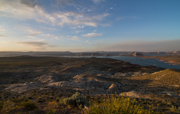 Холмы у реки под голубым небом