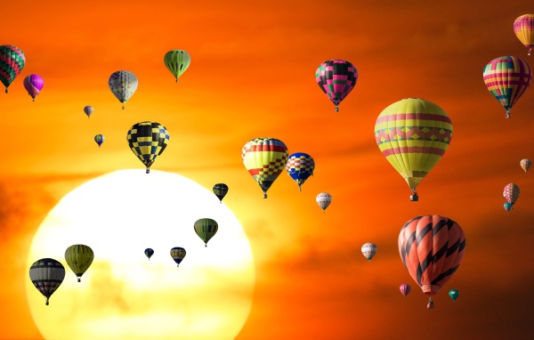 Монгольфьеры на фоне заката в небе
