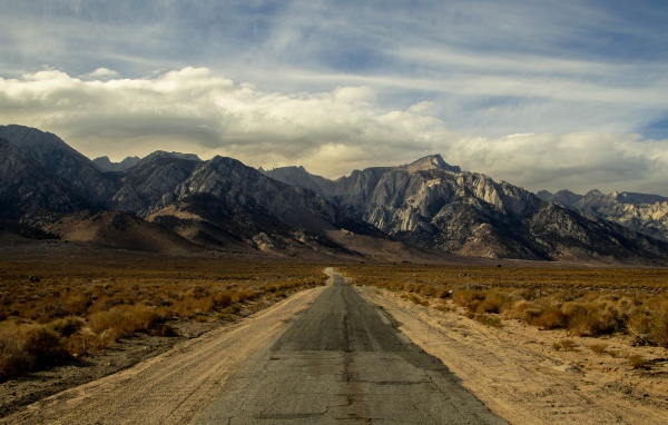 Длинная безлюдная дорога уходит в горы