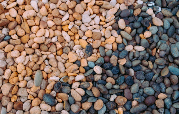 Много мелких разноцветных камней 