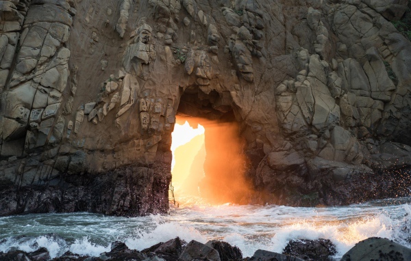 Проход в пещере в океане 