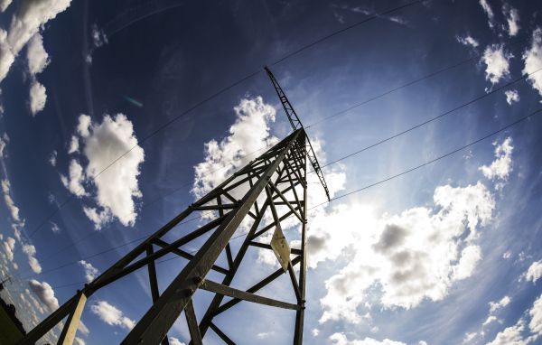 Столб линии электропередач на фоне голубого неба с облаками