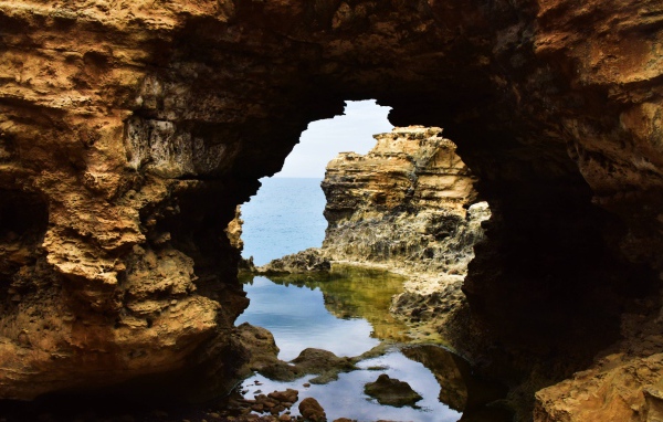 Проход в пещере в море