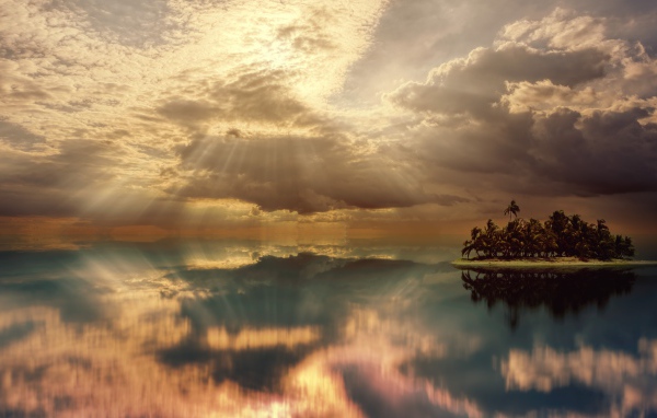 Лучи солнца в небе падают в спокойную воду озера