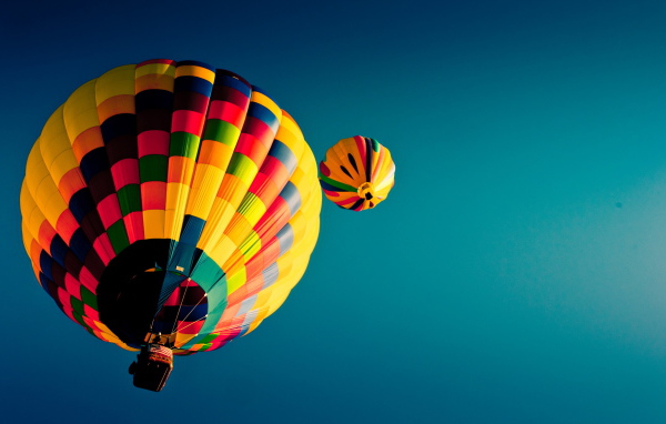 Два воздушных шара в голубом небе 