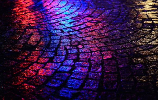 Мокрая брусчатка в неоновом свете 
