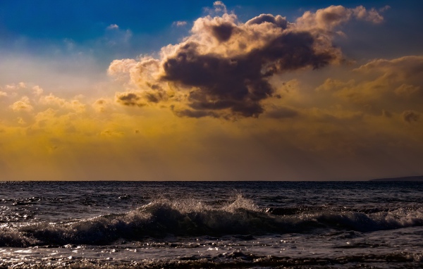 Белое облако в небе над морем