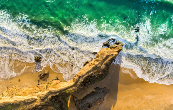 Белые волны океана на песке на береговой линии