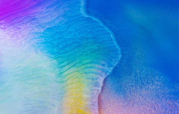 Белая вода омывает голубую поверхность 