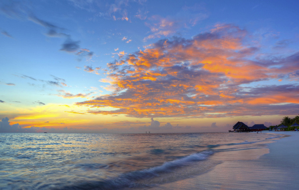 Красивый закат в небе на берегу тропического пляжа
