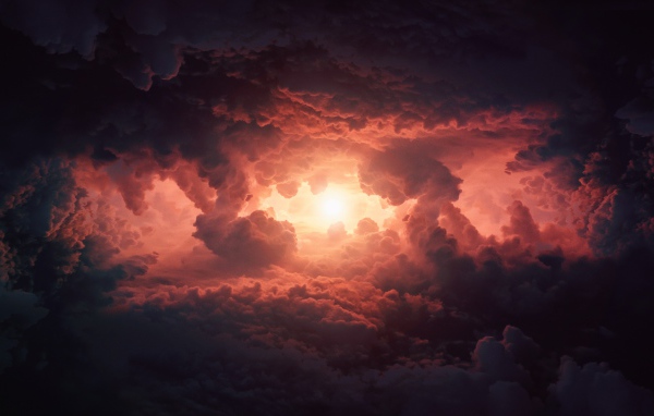 Яркая вспышка в грозовых облаках 