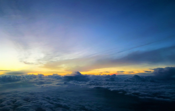 Белые низкие облака под голубым небом на рассвете