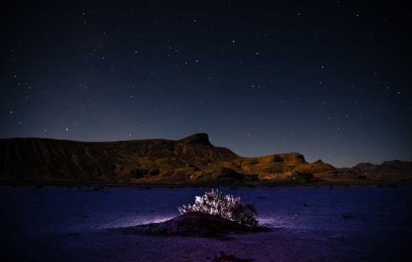 Пустыня у гор под звездным небом ночью