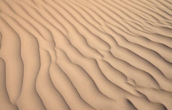 Волны на желтом песке в пустыне  