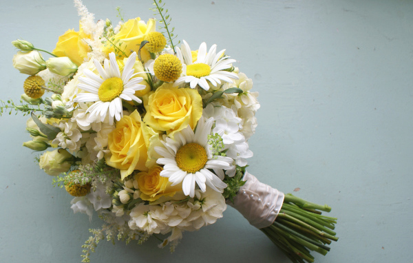 Красивый букет цветов на сером фоне